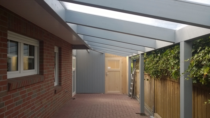 Terrassenueberdachung am Haus montiert